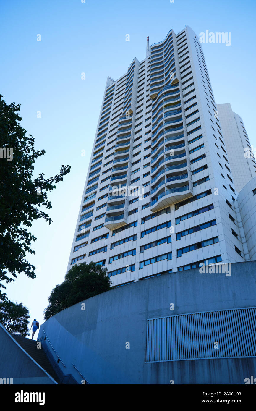 Wien, Österreich - 12 September 2019: Frau zu Fuß die Treppen hinauf zum Hochhaus Neue Donau Wohnhaus am Abend, in der Donau City 22 - Stockfoto