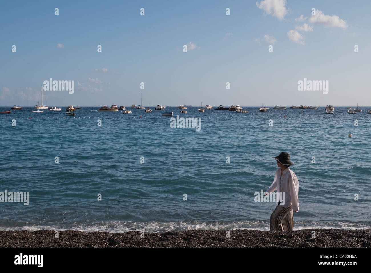 Japanische Touristen entlang der Strand in Positano in Italien Stockfoto