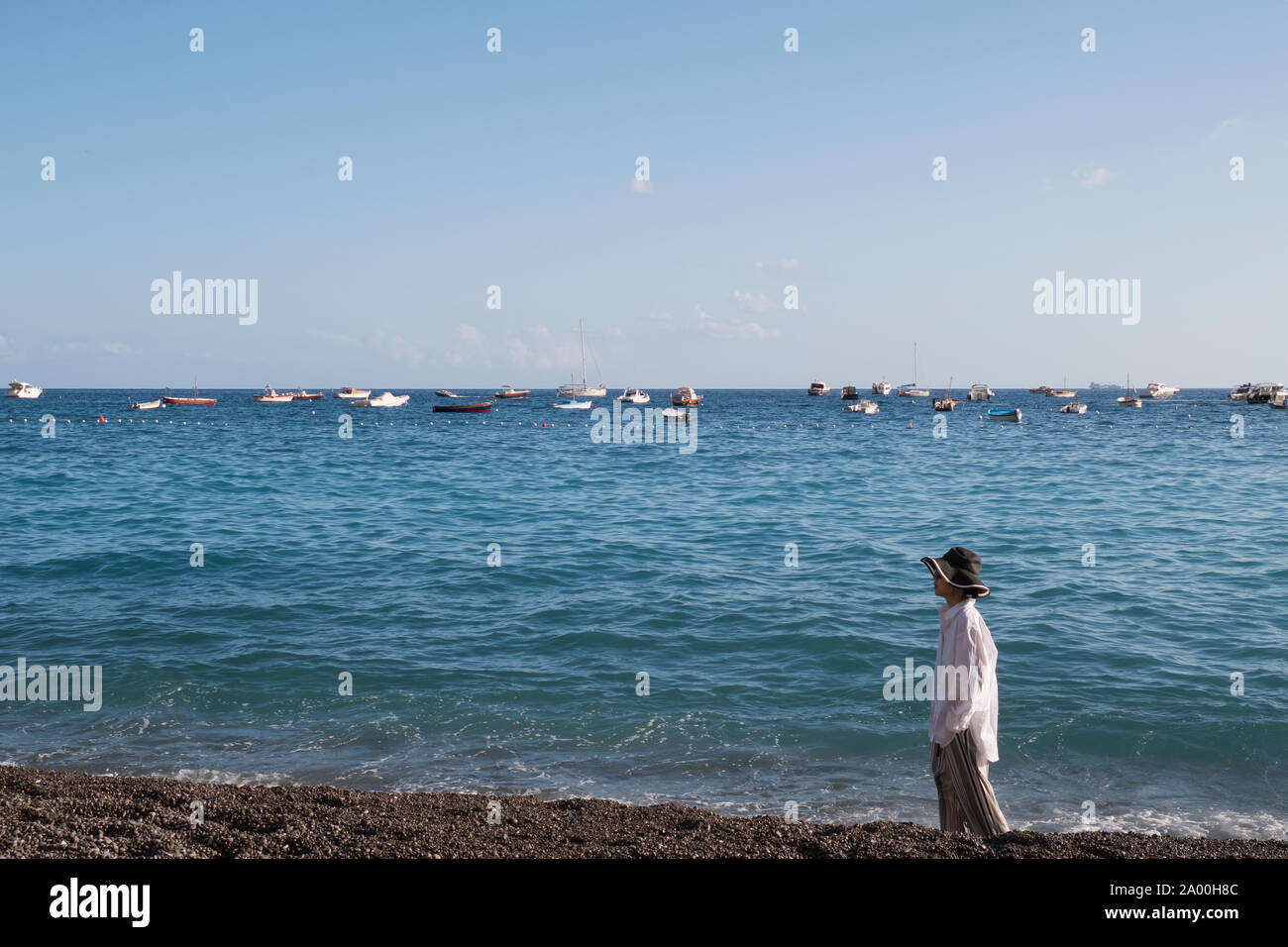 Japanische Touristen wandern entlang am Strand im Sommer in Positano Italien Stockfoto