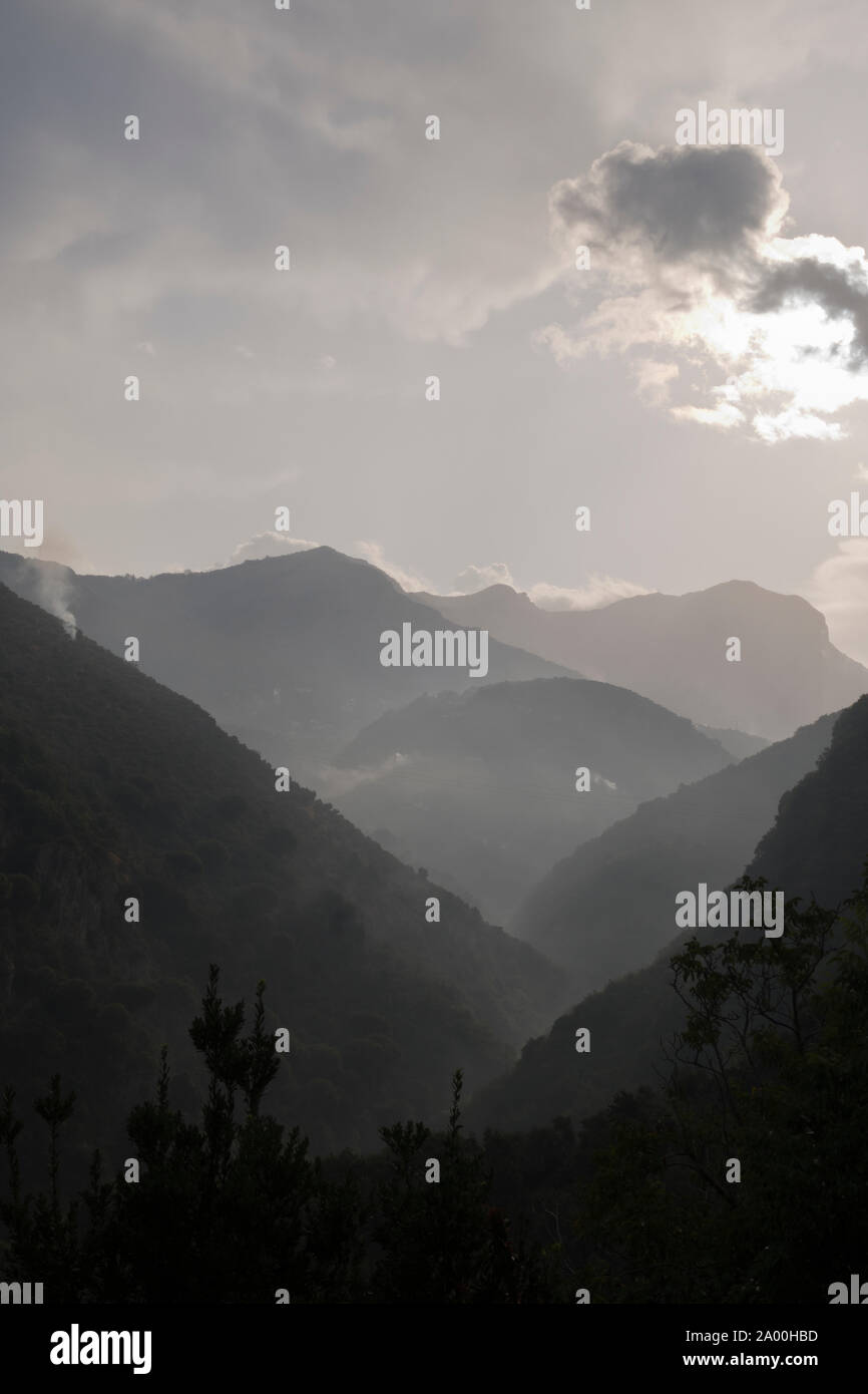 Am frühen Morgen Nebel in den Bergen um Vico Equense in der Nähe von Sorrento, Kampanien, Italien Stockfoto