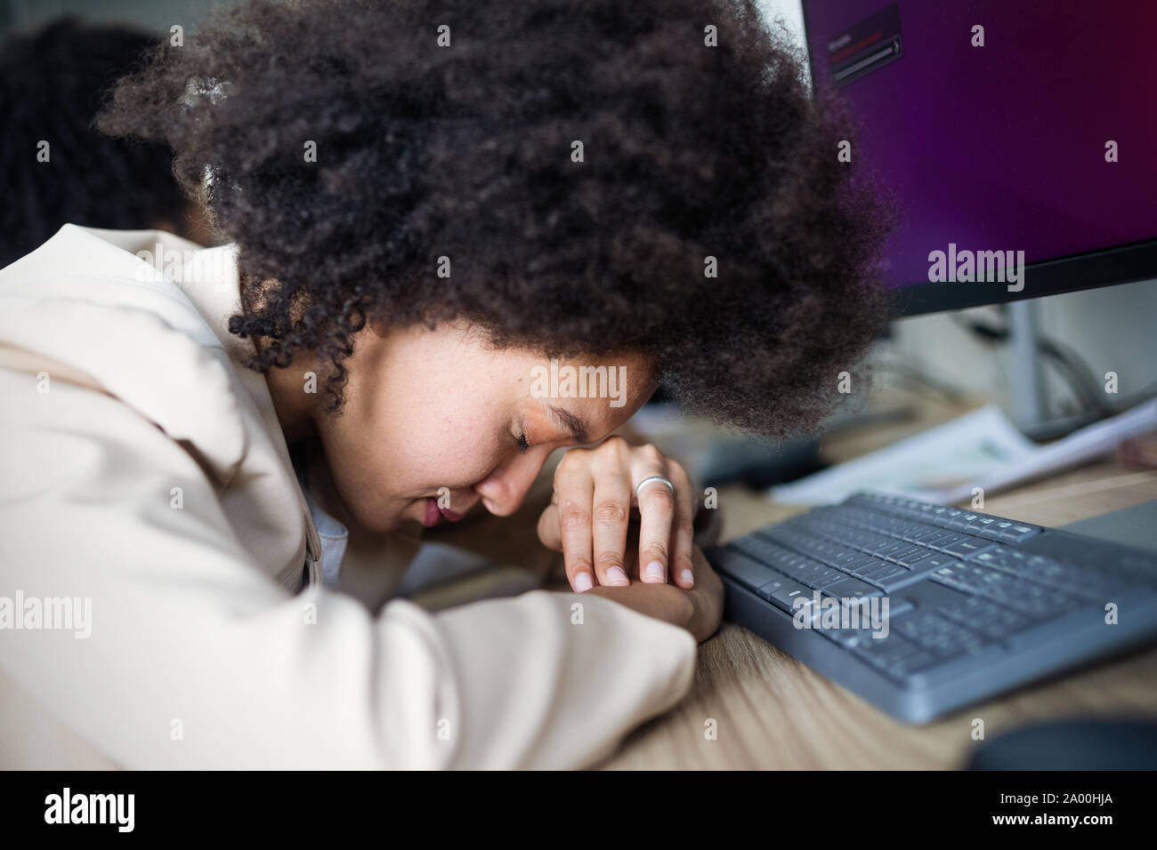 Junge schwarze Business woman erschöpft, müde im Büro Stockfoto