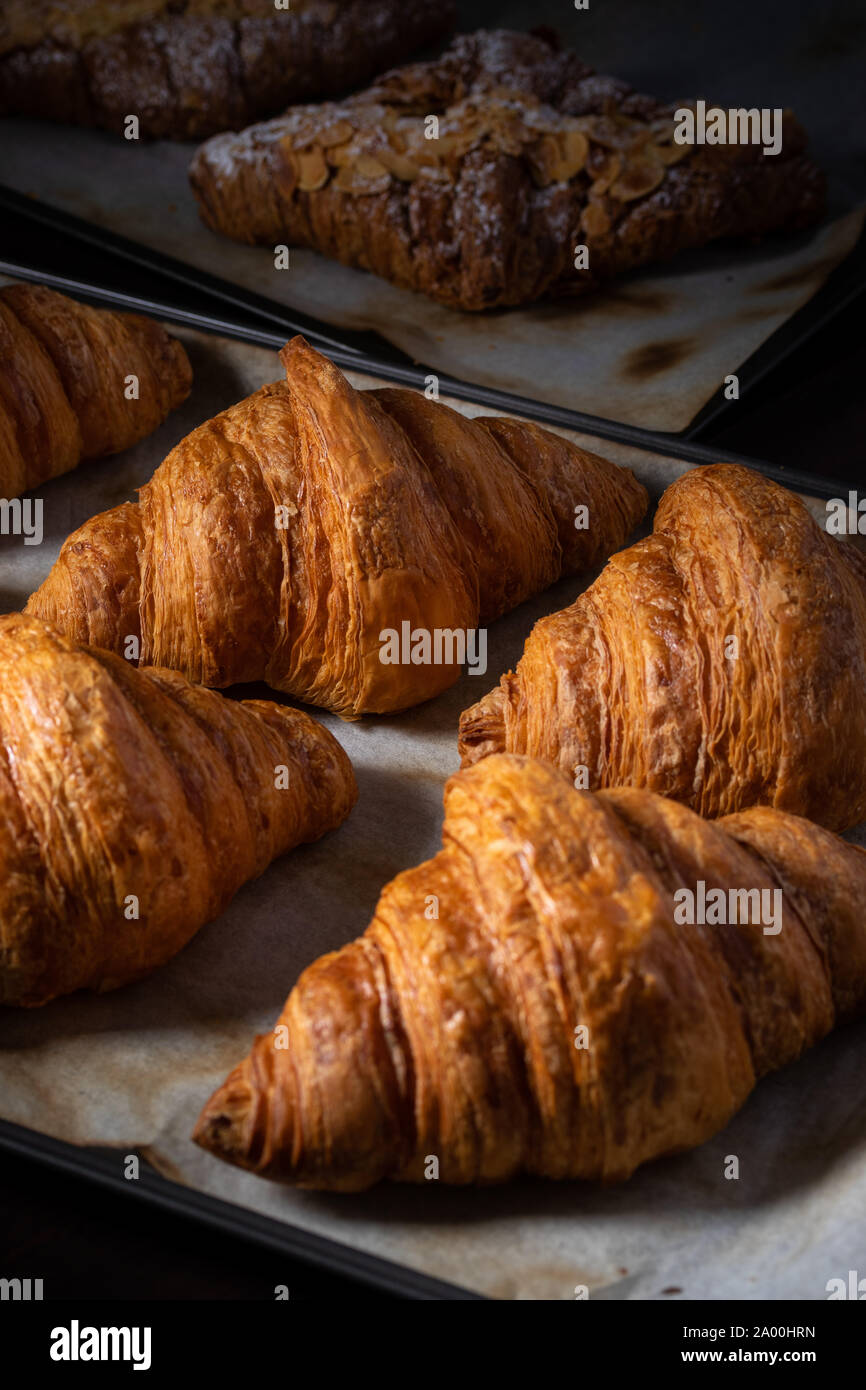 Fach von Golden Brown croissant Stockfoto