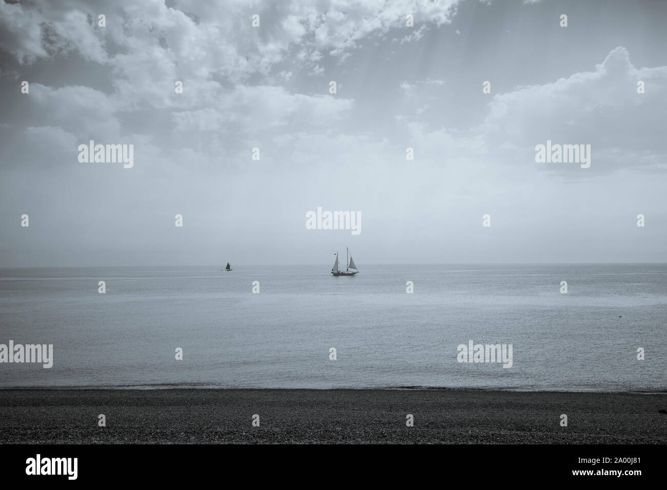 Yachten auf See im Ärmelkanal vor der Küste von Dungeness in Kent, Großbritannien Stockfoto