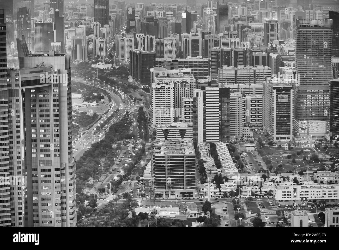 Luftaufnahme der modernen Skyline der Stadt mit Al Khubeirah und Corniche Street, Abu Dhabi, Vereinigte Arabische Emirate Stockfoto