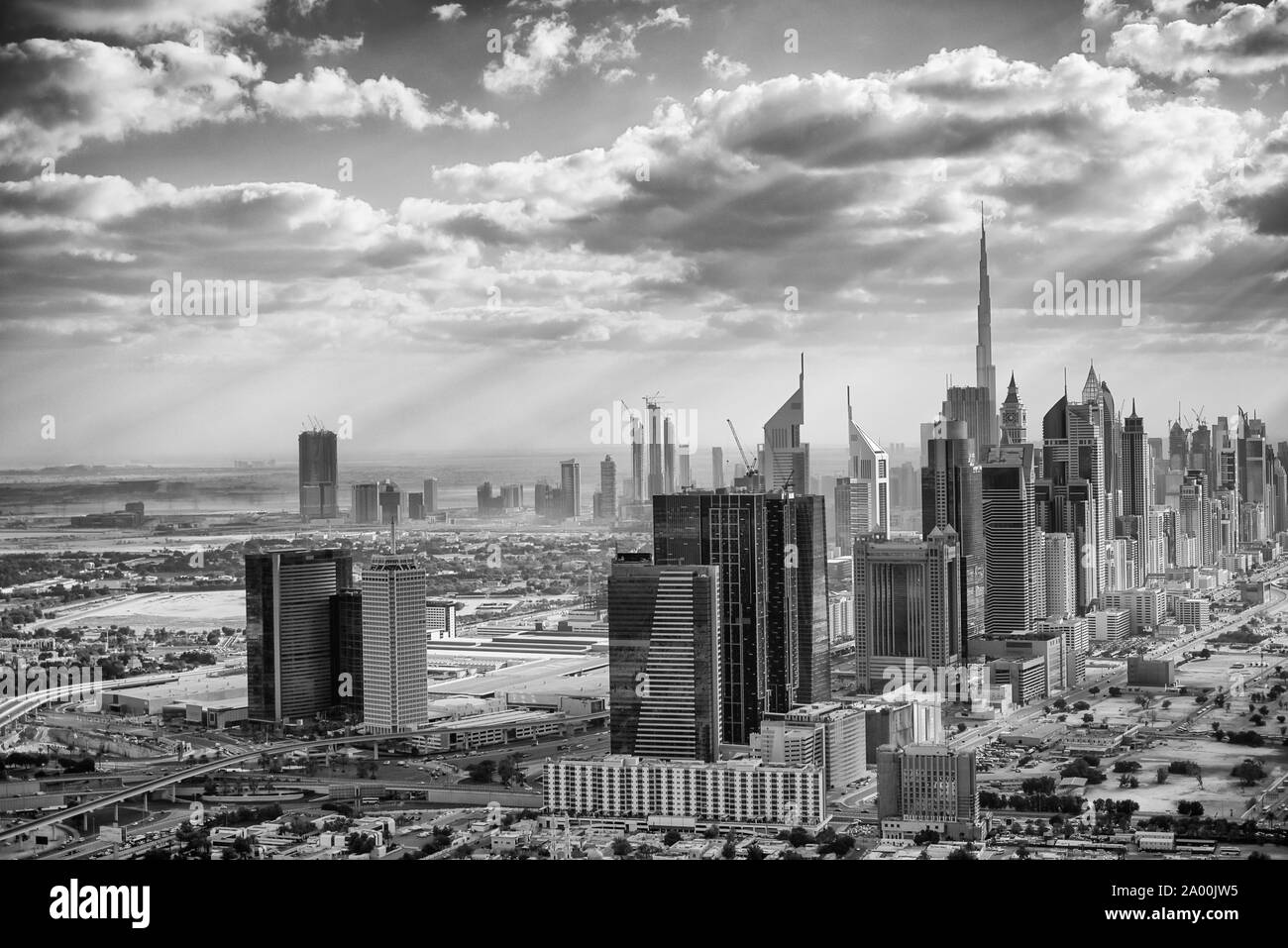 Downtown Dubai ab dem Himmel bei Sonnenuntergang gesehen, die moderne Skyline der Stadt. Stockfoto