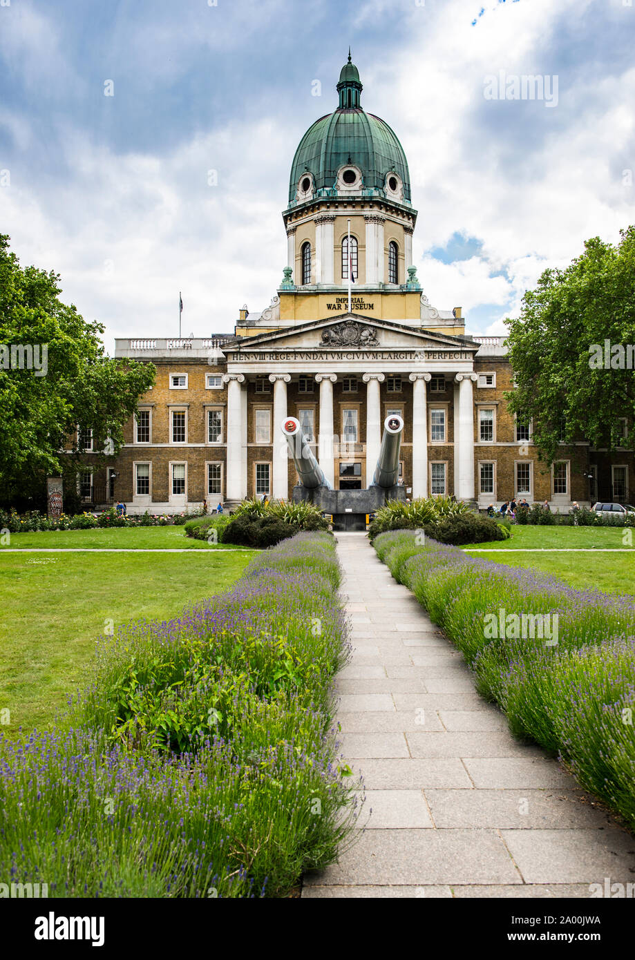 Imperial War Museum, London, England. Vorderen Eingang. Norden. Zwei 15' Krieg Waffen. Ehemalige Bedlam Hospital für Geisteskranke. Alle britischen Konflikte 1914+. Stockfoto