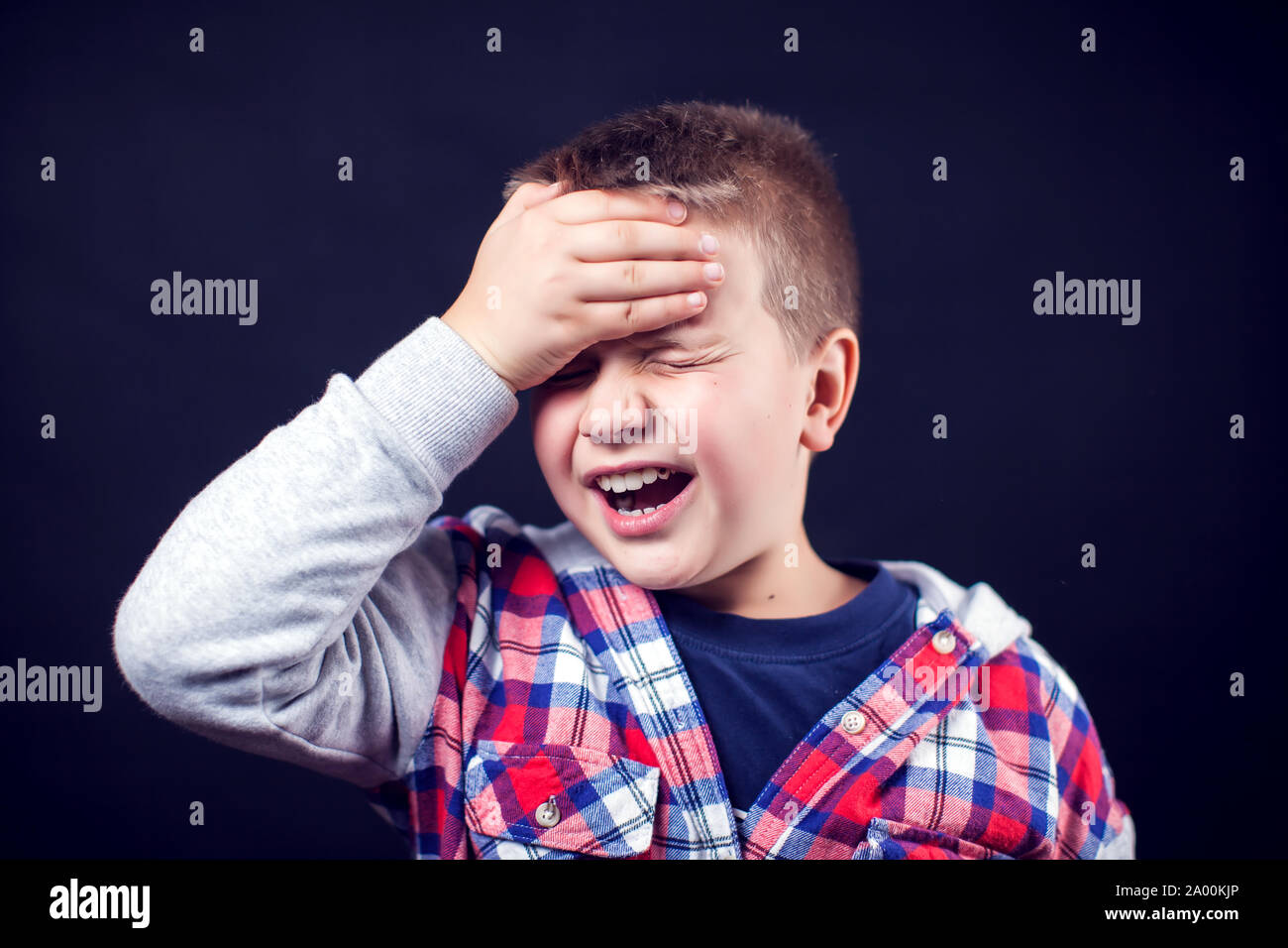 Ein Junge fühlt sich starke Kopfschmerzen. Kinder, Gesundheitswesen und Medizin Konzept Stockfoto