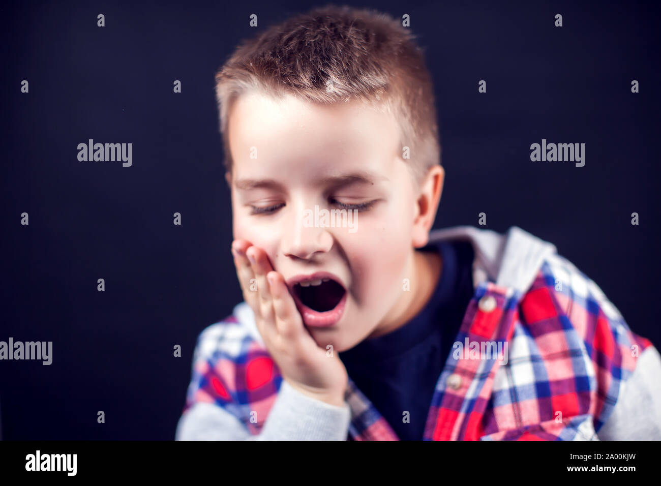 Ein Junge fühlt sich Zahn weh. Kinder, Gesundheitswesen und Medizin Konzept Stockfoto