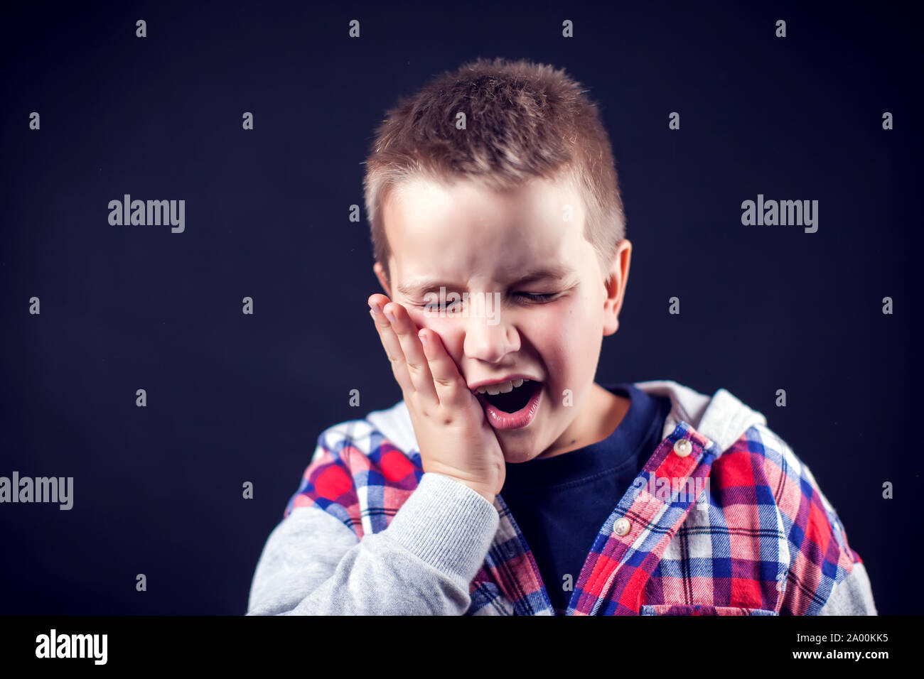 Ein Junge fühlt sich Zahn weh. Kinder, Gesundheitswesen und Medizin Konzept Stockfoto