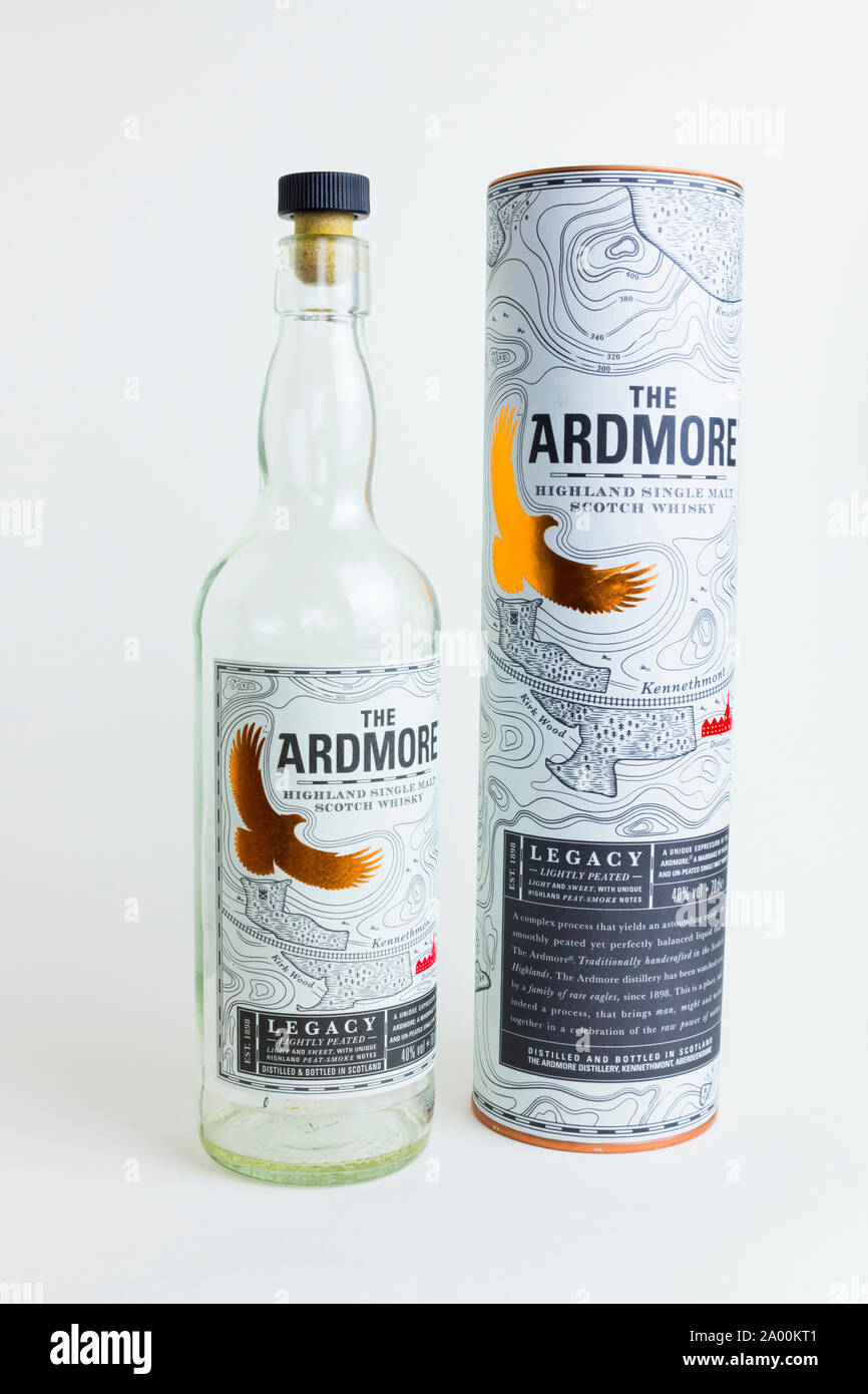 Leer' Die Ardmore "Whisky Flasche und Karton äußeren retail Container. Es ist eine winzige Menge des Abschaums der Whisky an der Unterseite der Flasche. Stockfoto