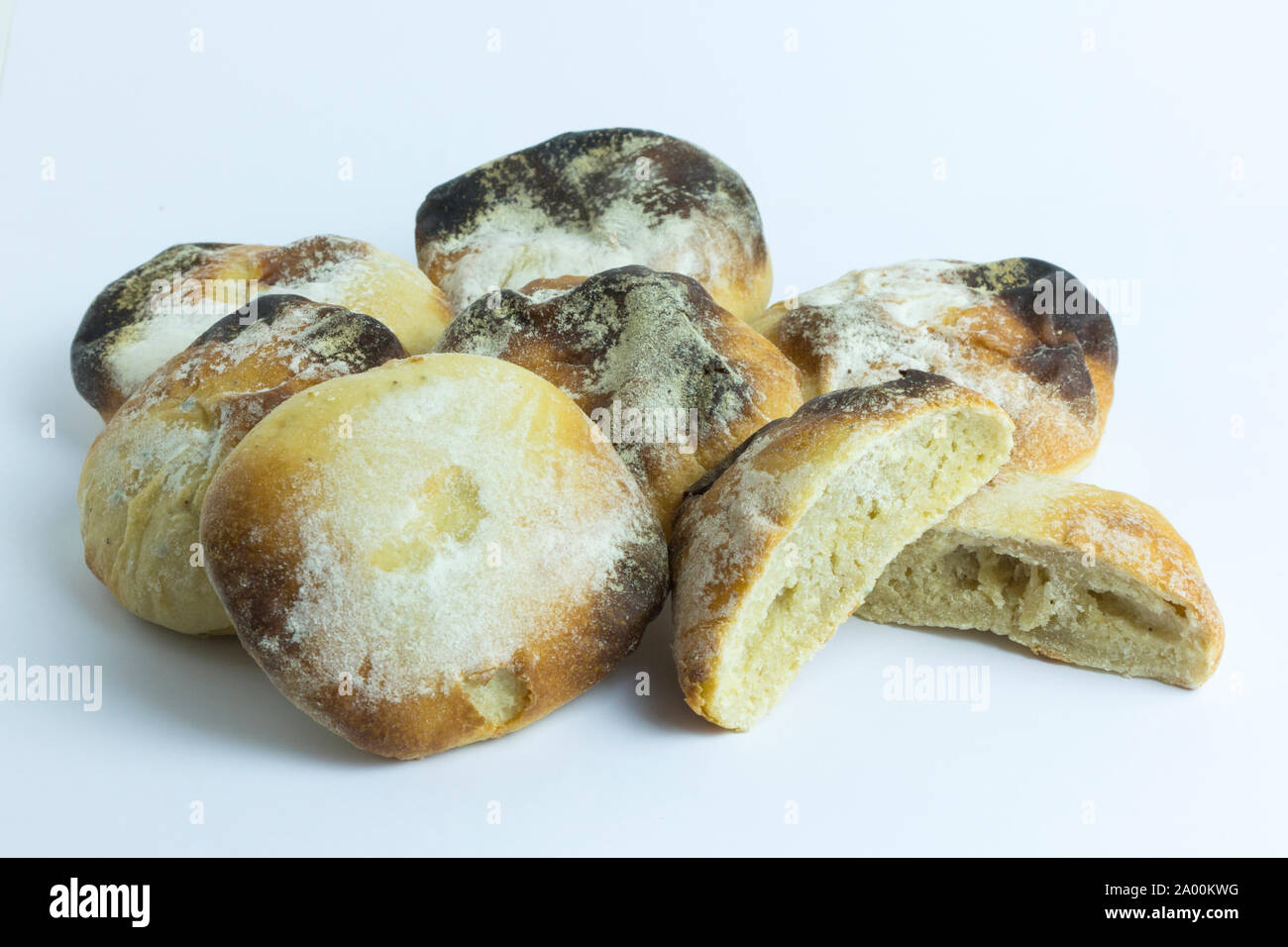 Eine Charge von schlecht gebacken mehlig Weißbrot baps oder Burger Brötchen. Den Teig nicht gut steigen, wenn überhaupt und die baps sowohl verkocht und verbrannt. Stockfoto