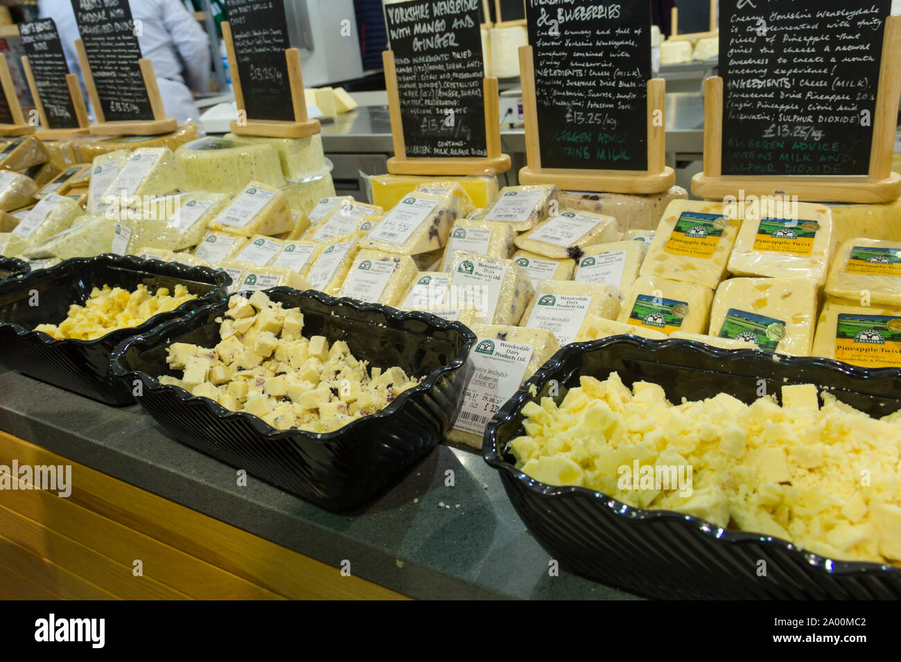 Käseverkostung Proben und Keile von Yorkshire Wensleydale Käse auf den Verkauf in der Wensleydale Creamery visitor center Shop in Hawes, North Yorkshire. Stockfoto