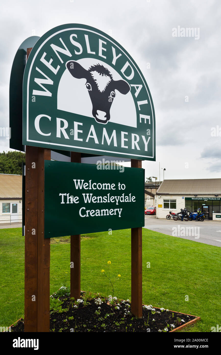 Willkommen Anmelden am Visitor Center Parkplatz Wensleydale Creamery in Hawes, North Yorkshire, wo Yorkshire Wensleydale Käse gemacht wird. Stockfoto