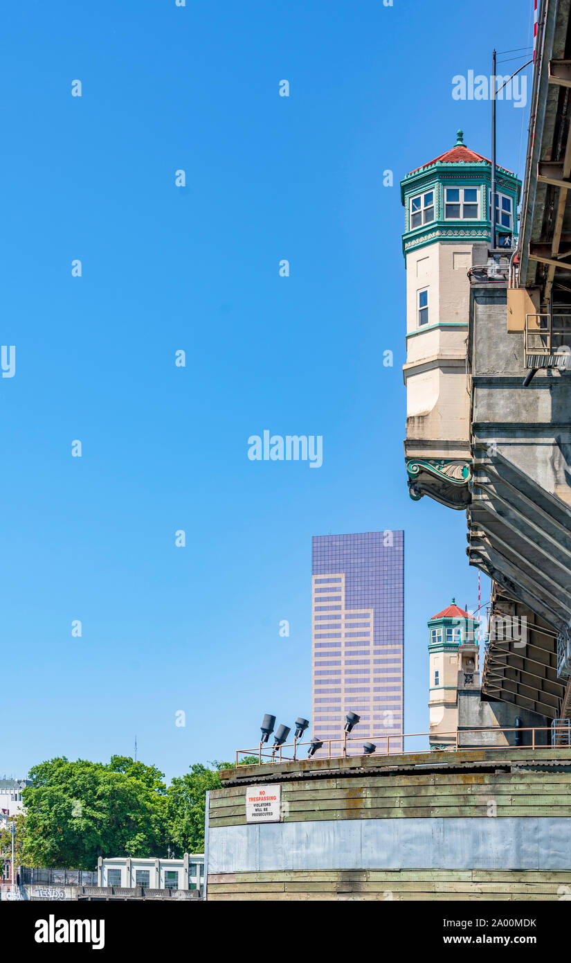 Einzigartige alte truss Zugbrücke Verkehr und Fußgänger Burnside Brücke über den Willamette River im Nordwesten Portland Oregon mit überstehenden facettierte towe Stockfoto