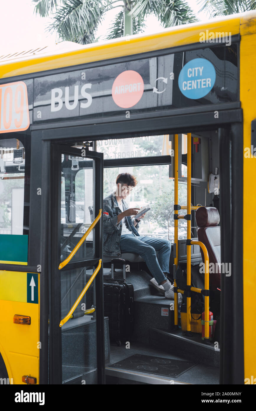 HO CHI MINH CITY, VIETNAM - 22 Juli, 2017: Verkehr. Leute im Bus. Er Lesung buchen Sie im Verkehr. Stockfoto