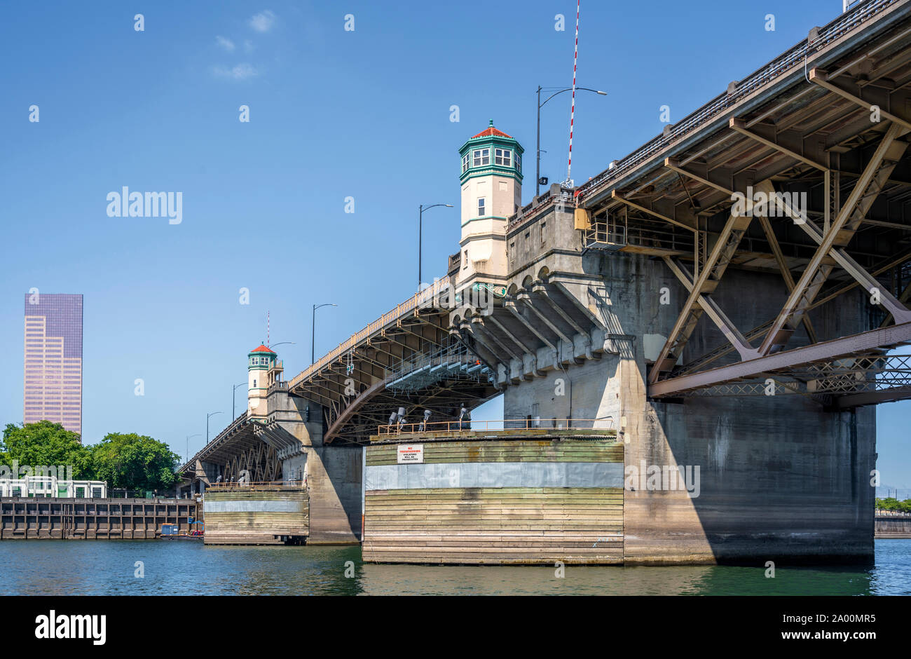 Einzigartige alte truss Zugbrücke Verkehr und Fußgänger Burnside Brücke über den Willamette River im Nordwesten Portland Oregon mit überstehenden facettierte towe Stockfoto