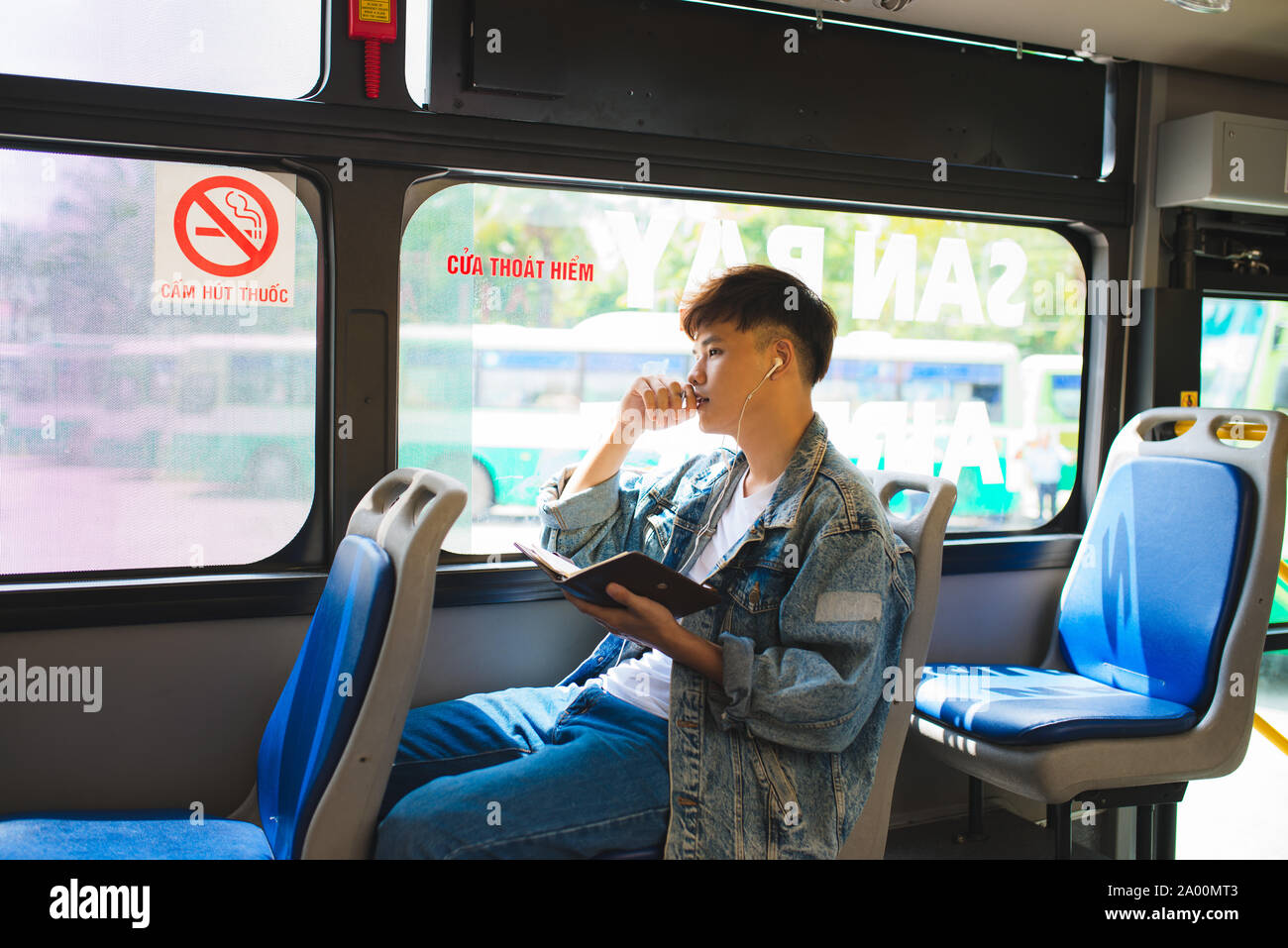 Transport. Leute im Bus. Autor Journalismus Phantasie Romancier Nachricht Konzept Stockfoto