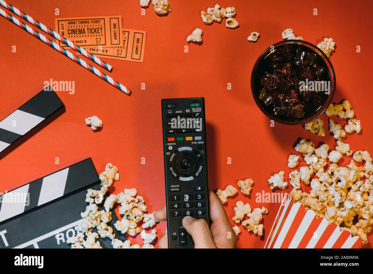 Konzept der Filme mit Popcorn Top View dunklen Hintergrund Stockfoto