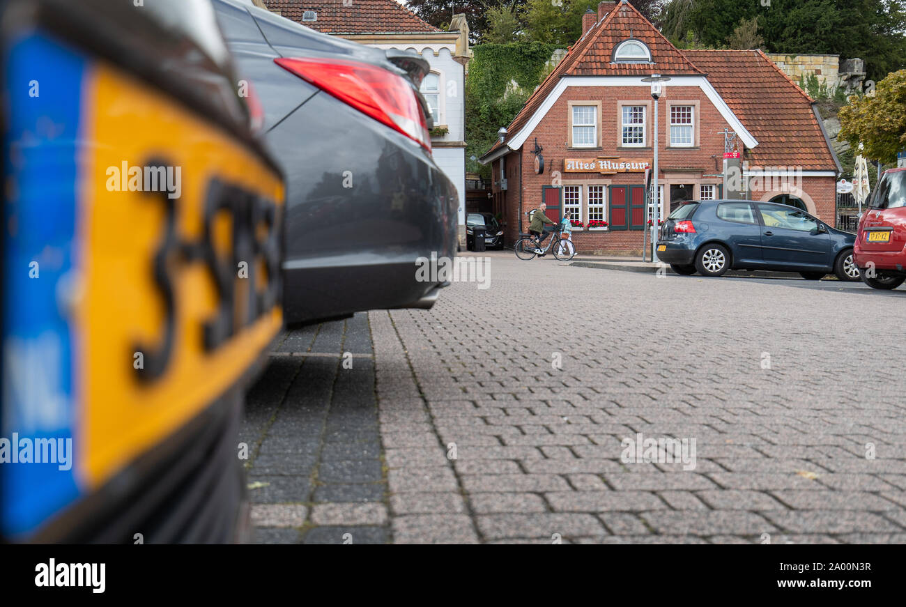 Bad Bentheim, Deutschland. 18 Sep, 2019. Pkw mit niederländischen Kennzeichen sind vor einem Gebäude namens 'Alte Museum' geparkt. Die Stadt von Niedersachsen im Landkreis Grafschaft Bentheim liegt an der Grenze zu Nordrhein-Westfalen und den Niederlanden. Credit: Friso Gentsch/dpa/Alamy leben Nachrichten Stockfoto