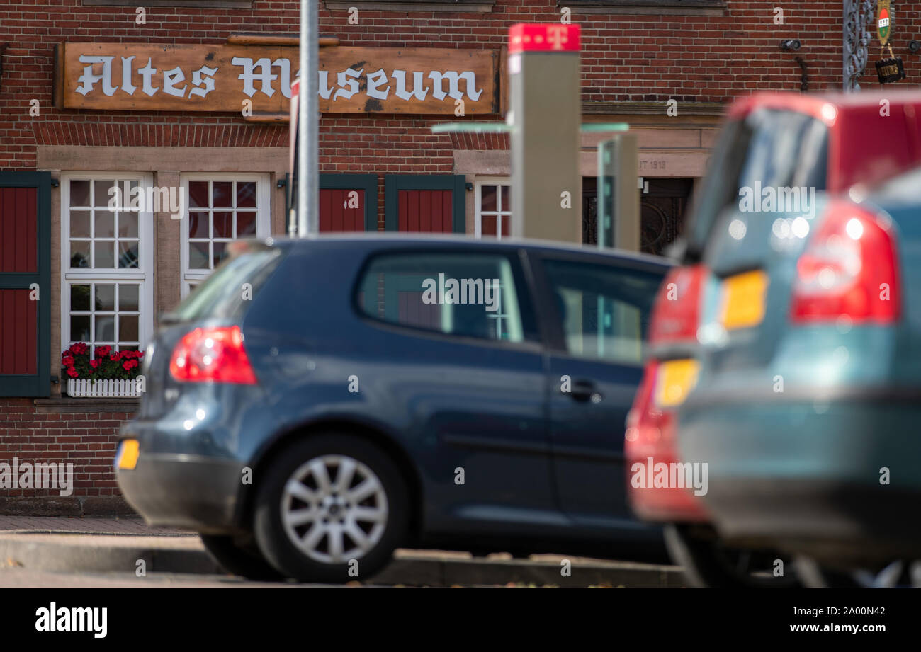 Bad Bentheim, Deutschland. 18 Sep, 2019. Pkw mit niederländischen Kennzeichen sind vor einem Gebäude namens 'Alte Museum' geparkt. Die Stadt von Niedersachsen im Landkreis Grafschaft Bentheim liegt an der Grenze zu Nordrhein-Westfalen und den Niederlanden. Credit: Friso Gentsch/dpa/Alamy leben Nachrichten Stockfoto