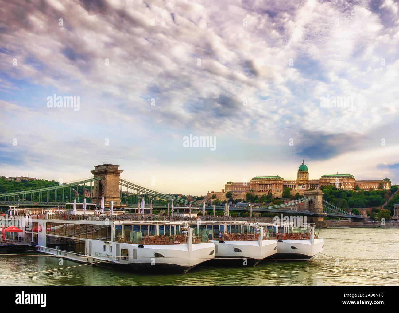 Budapest, Ungarn, 2019. August, Viking River Cruises Boot auf der Donau gegenüber der Szechenyi Kettenbrücke und der Buda Burg bei Sonnenuntergang Stockfoto