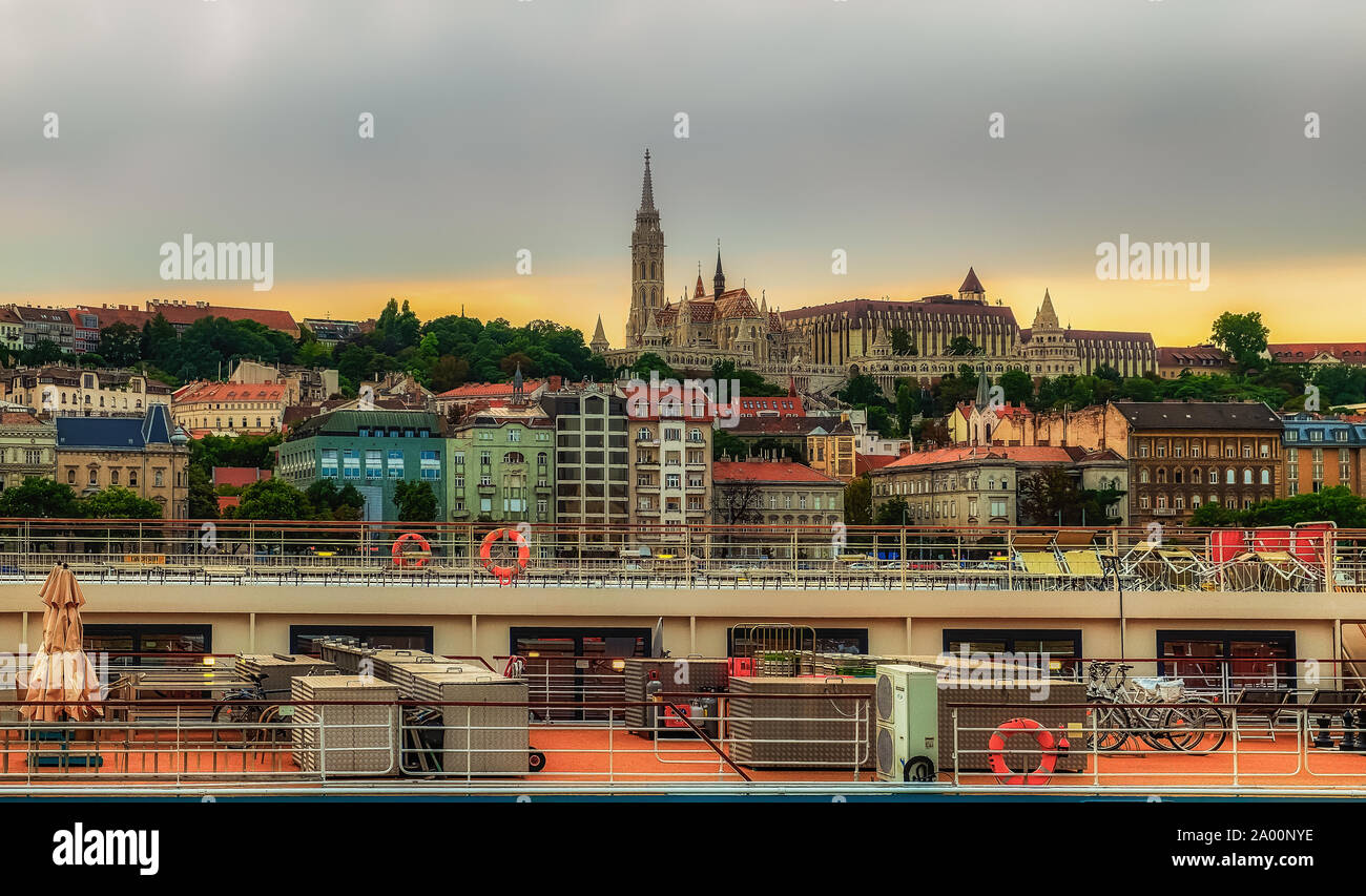 Budapest, Ungarn, 2019. August, Blick auf das Oberdeck eines Viking River Cruises Bootes auf der Donau gegenüber der Fischerbastei und der Matthiaskirche Stockfoto