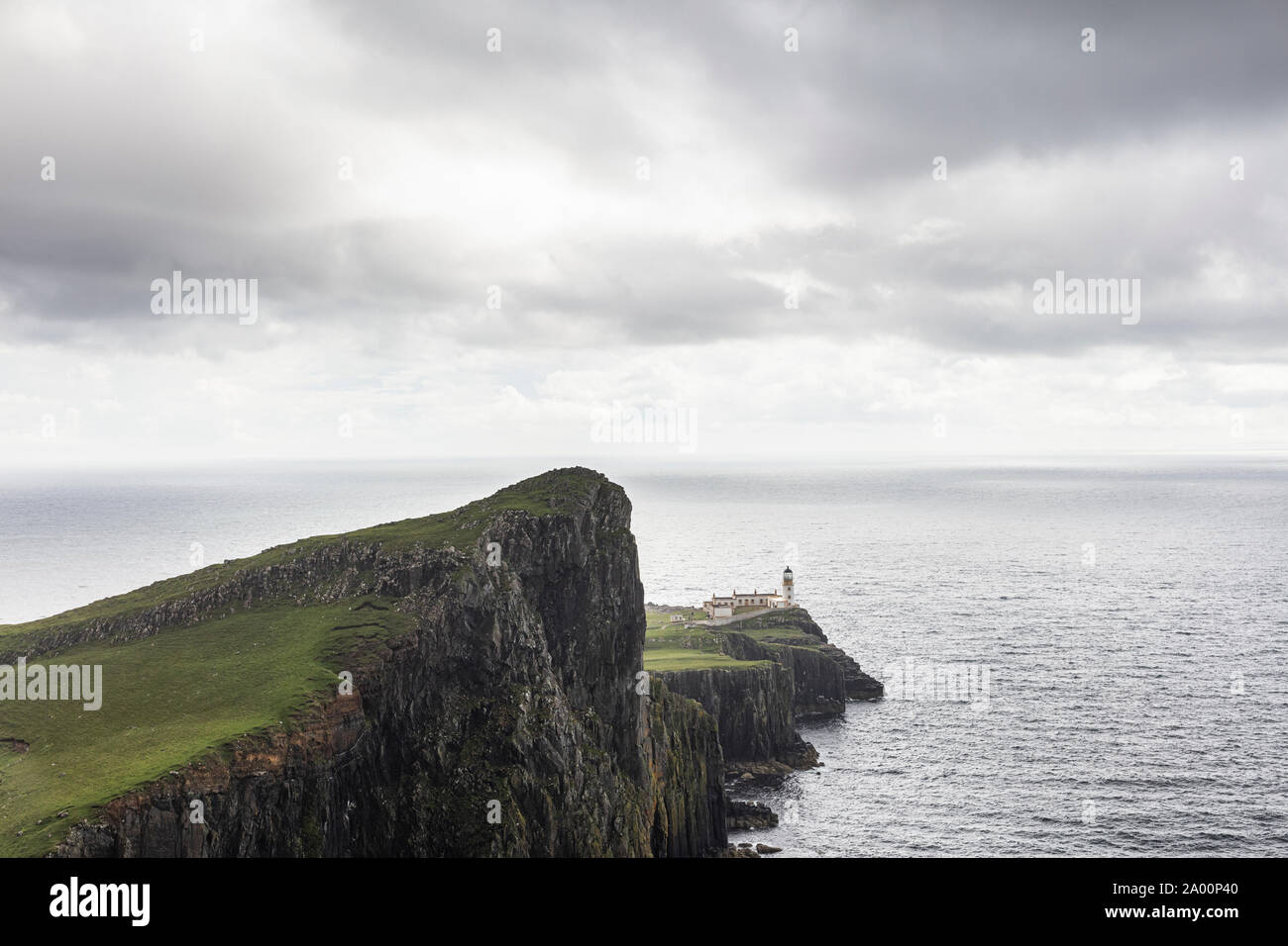 Neist Point Lighthouse, mit Blick auf den Atlantik und auf den Äußeren Hebriden Stockfoto