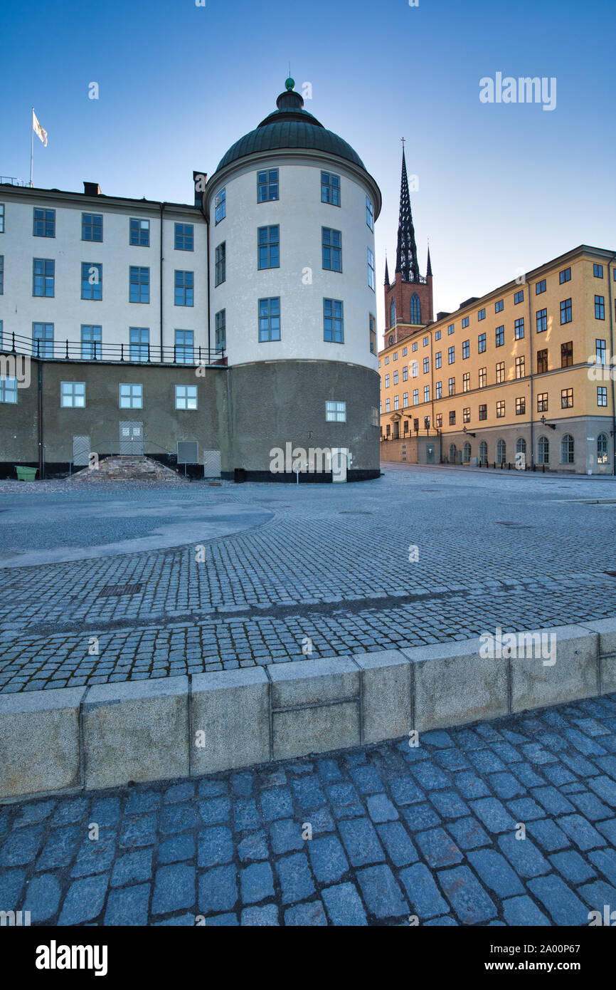 Wrangel Palace (Wrangelska Palatset) mit Riddarholmen Kirche im Hintergrund, Riddarholmen, Stockholm, Schweden Stockfoto