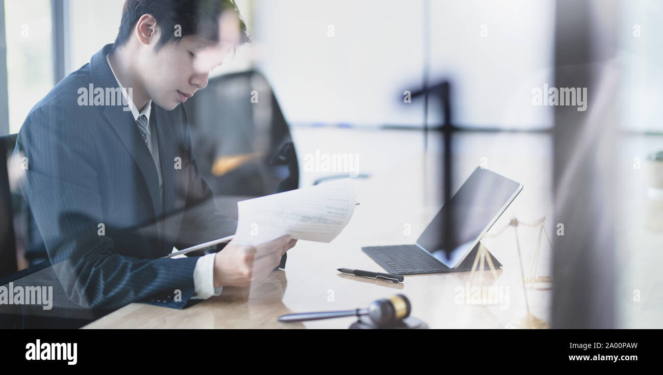 Legal Services Konzepte: Junge professionelle Rechtsberatung Rechtsberatung die Gefahr der Organisation zu minimieren. Stockfoto