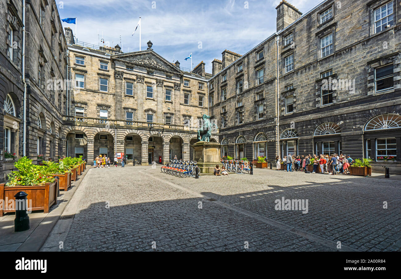 Die alte Stadt Kammern in High Street, The Royal Mile in Edinburgh, Schottland Großbritannien während der Festival Zeit August 2019 Stockfoto