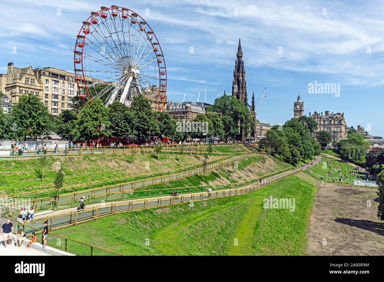 Die Princes Street Gardens East in Edinburgh Schottland Großbritannien während des Fringe Festivals 2019 mit Riesenrad, Scott Monument und neue Zugänge für Behinderte Wege Stockfoto