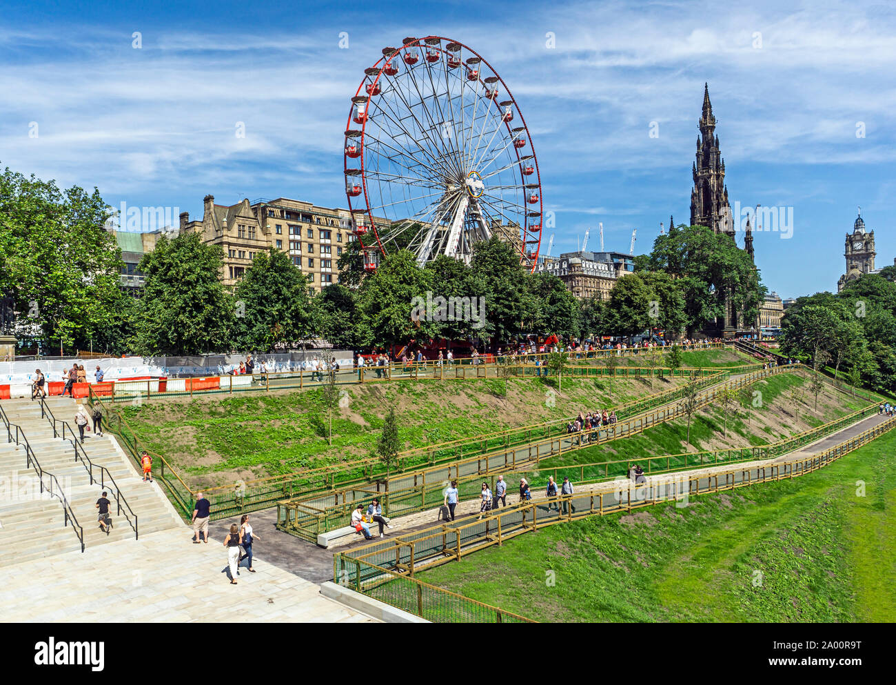 Die Princes Street Gardens East in Edinburgh Schottland Großbritannien während des Fringe Festivals 2019 mit Riesenrad, Scott Monument und neue Zugänge für Behinderte Wege Stockfoto