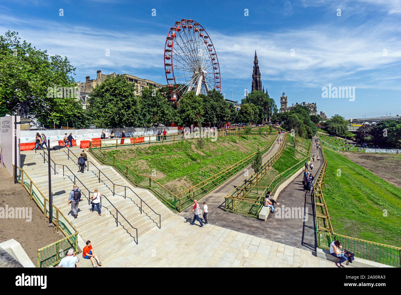 Die Princes Street Gardens East in Edinburgh Schottland Großbritannien während des Fringe Festivals 2019 mit Riesenrad, Scott Monument und neue Zugänge für Behinderte Wege Stockfoto
