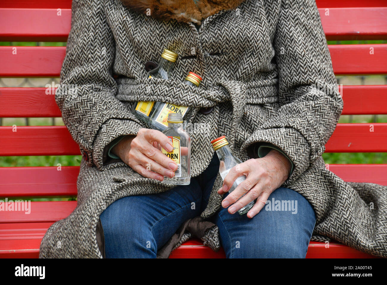 Symbolfoto Gestelltes, Alkohol, Seniorin Stockfoto
