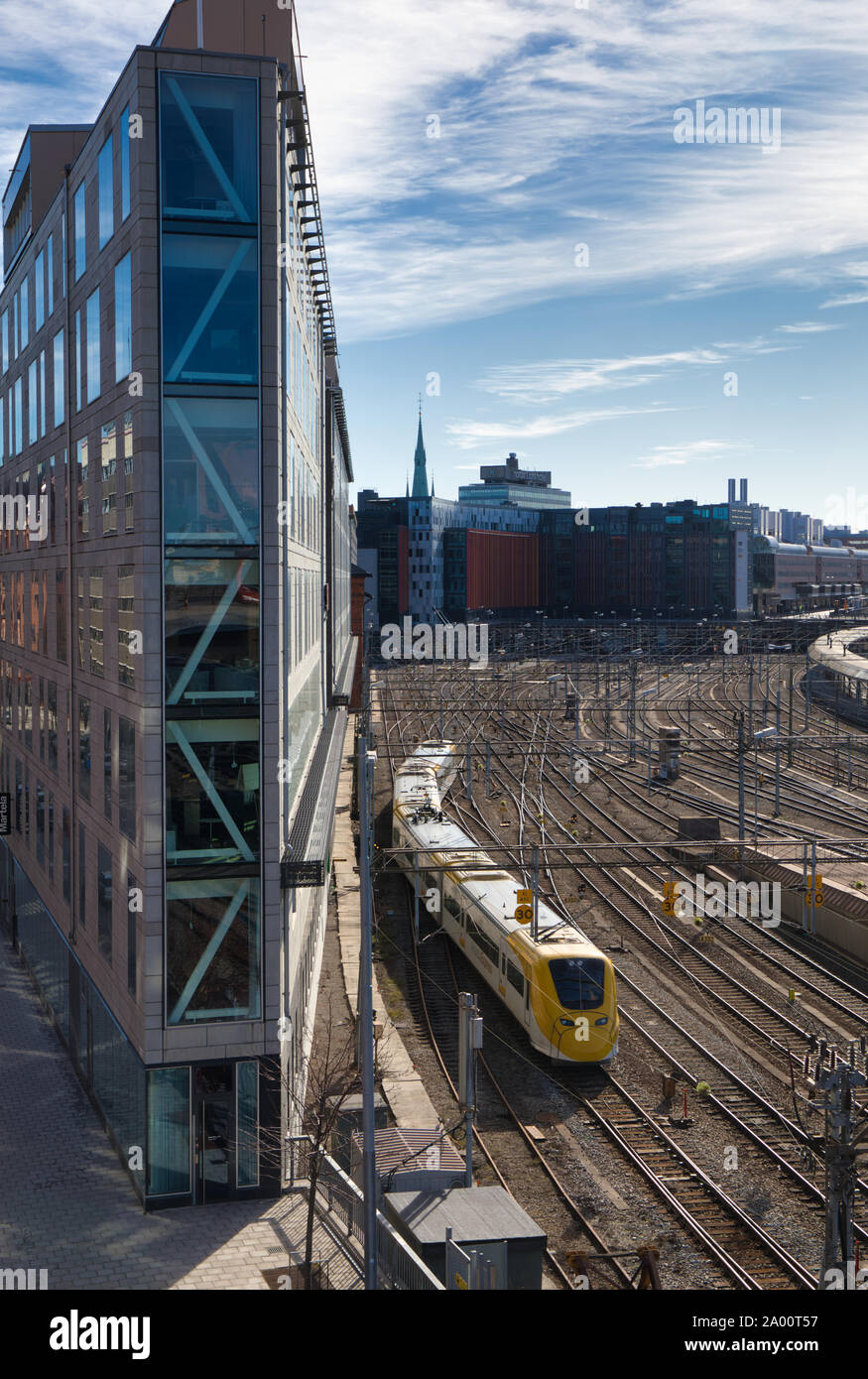 Zug passiert das Flat Iron Building, Norrmalm, Stockholm, Schweden Stockfoto