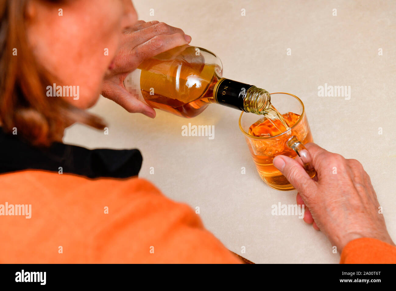 Symbolfoto Gestelltes, Alkohol, Seniorin Stockfoto
