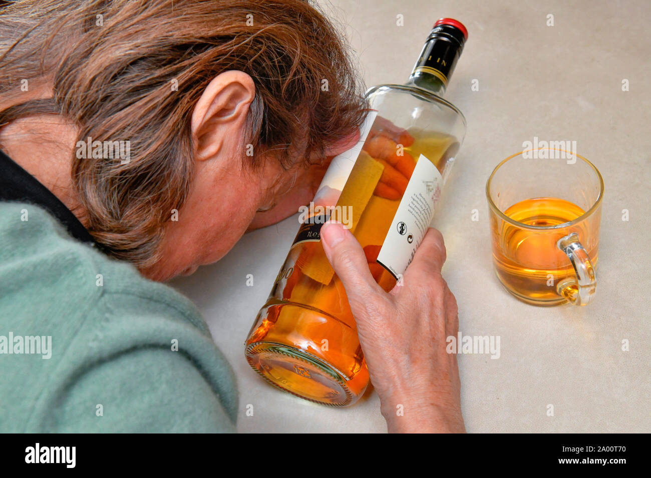 Symbolfoto Gestelltes, Alkohol, Seniorin Stockfoto