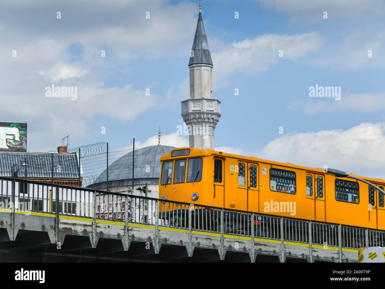 U-Bahn, Mevlana Moschee, Kottbusser Tor, Kreuzberg, Berlin, Deutschland Stockfoto