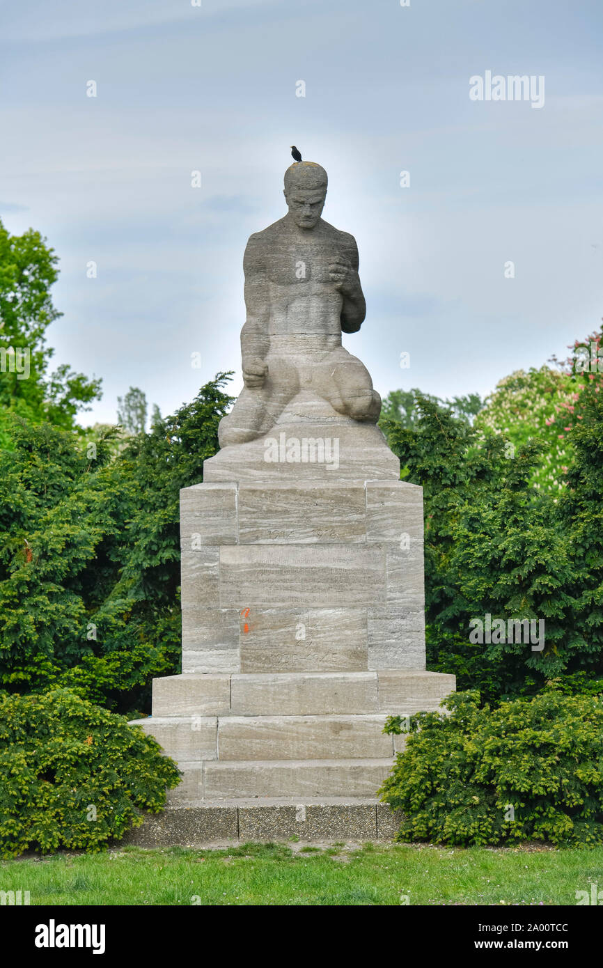 Kriegerdenkmal für die Gefallenen des Kaiser-Franz-Garde-Grenadier-Regiment Nr.2, Gruenstreifen, Baerwaldstrasse, Urbanstraße, Kreuzberg, Berlin, D Stockfoto