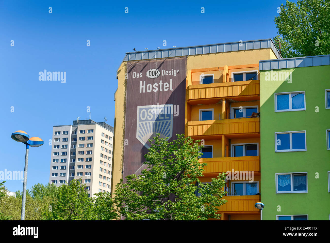 Hostel Ostel, Strasse der Pariser Kommune, Friedrichshain, Berlin, Deutschland Stockfoto