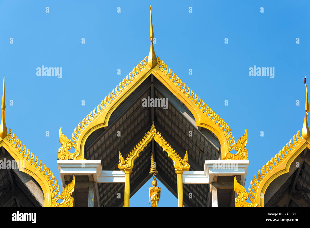 Traditionelle Thailand Architektur Dekoration Elemente mit kleinen Buddha Statue Stockfoto