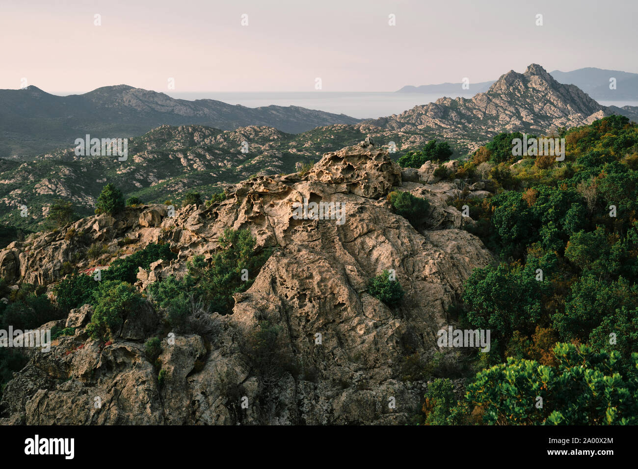 Die Désert des Agriates/Desert des Agriates eine karge chemische Peeling und Rock Wüste Landschaft in der Balagne im Norden von Korsika. Stockfoto