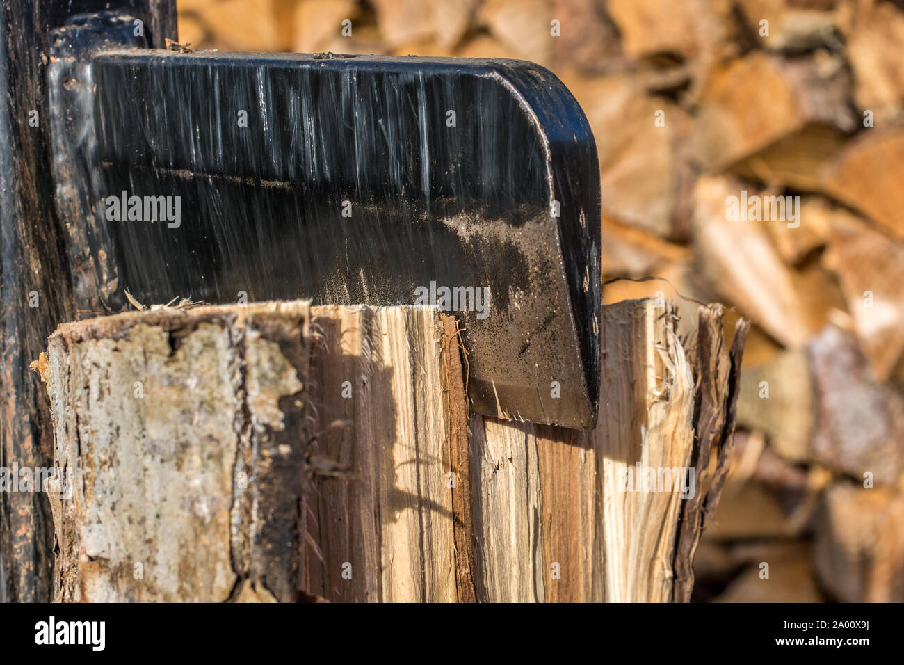 Scharfe Holz Splitter teilt auch dickes Holz Stockfoto