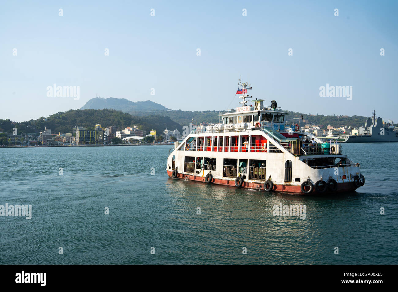 Kaohsiung, Taiwan: Cijin Island Ferry an sonnigen Sommer Tag die Hälfte der Insel. Cijin Insel ist ein beliebtes Ausflugsziel für Touristen Stockfoto