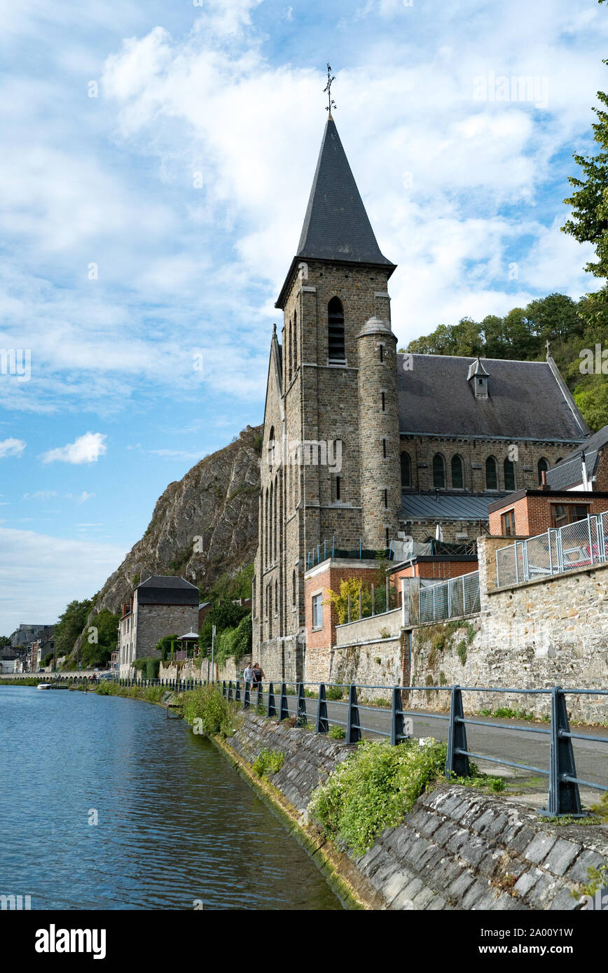 Dinant, Namur/Belgien - 11. August 2019: Blick auf den heiligen Paulus-des-rivages Kirche und die Maas in Dinant Stockfoto