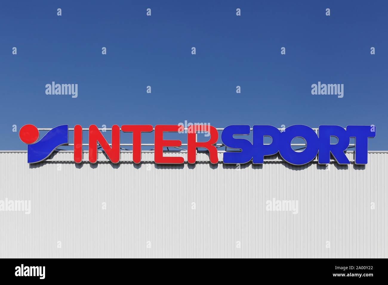 Villefranche-sur-Saone, Frankreich - 22. Mai 2015: Intersport Logo auf einer Fassade. Die INTERSPORT Gruppe ist ein internationaler Sportartikeleinzelhändlers Stockfoto