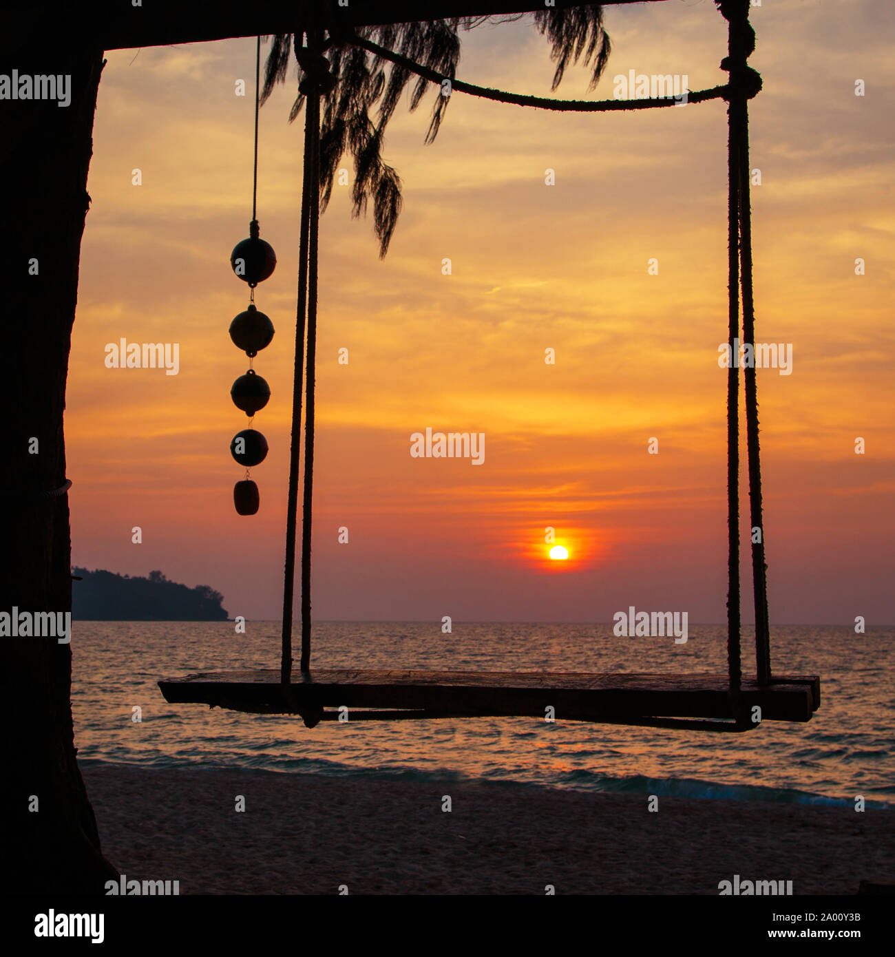 Holz- swing Sonnenuntergang auf dem Meer Strand. Stockfoto