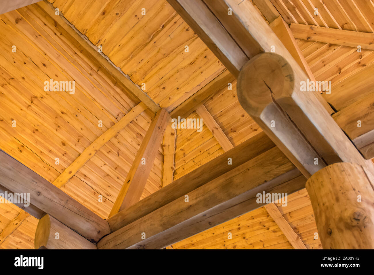 Gemütlich aussehende Dachkonstruktion von einem rustikalen Holzhaus Stockfoto
