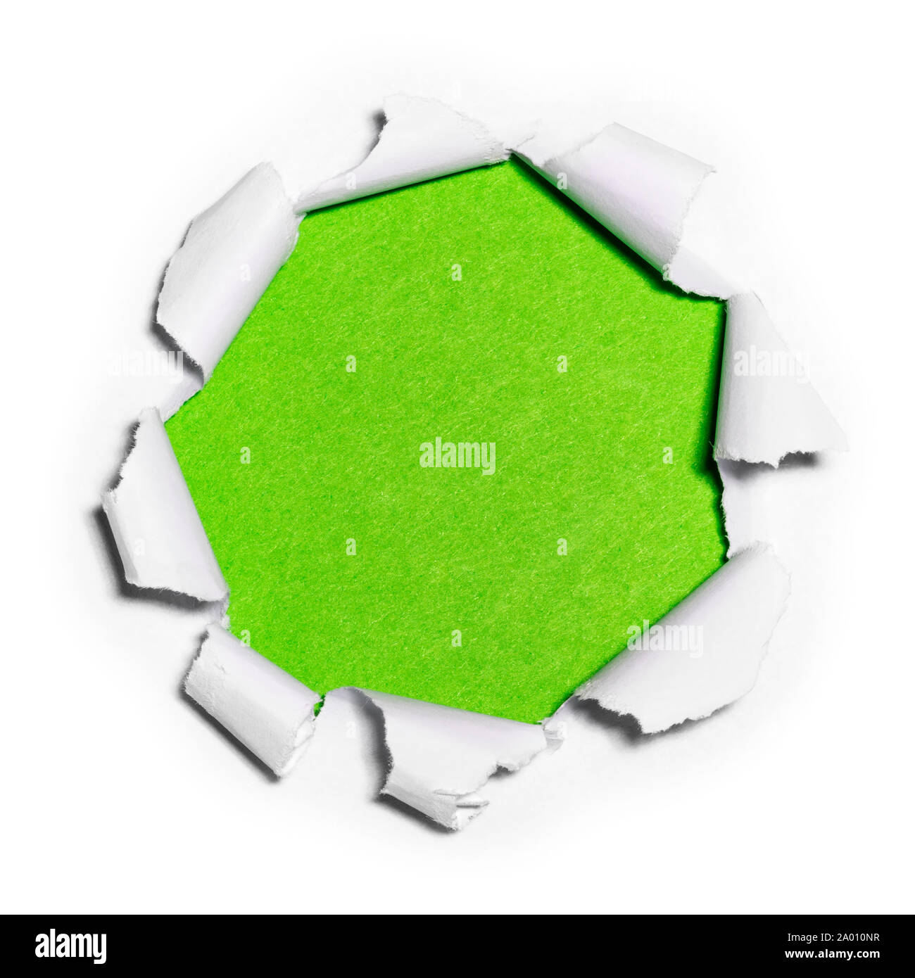 Papier Loch in weißem Papier mit ausgefranste Kanten mit grünem Hintergrund. Stockfoto