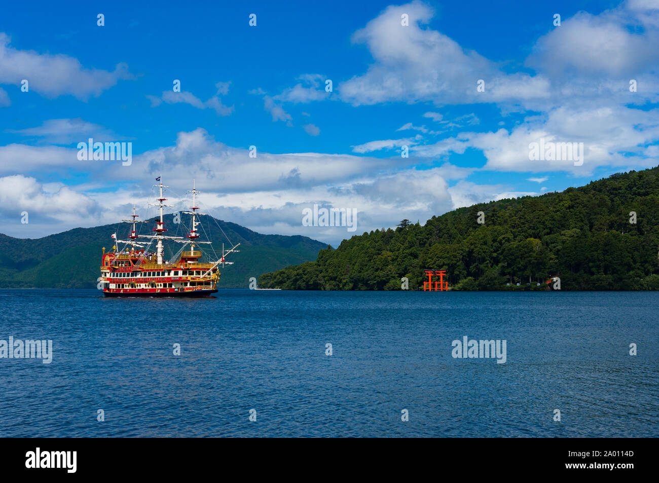 Yokosuka, Japan - 3. September 2016: Piratenschiff und Torii Tor auf Ashi See. Touristische Bootsfahrt und hell zinnoberrot Torii-tor von Hakone Shinto shrin Stockfoto